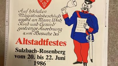 Bild: Alex Schulze
Ein preußischer Polizist schwingt die Glocke: So wurde 1986 das Altstadtfest beworben.