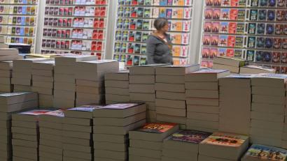 Bild: Arne Dedert/dpa
Bücher, so weit das Auge reicht: dtv-Messestand bei der Frankfurter Buchmesse 2025. (Archivbild)