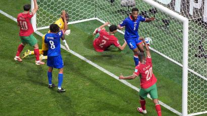 Bild: Jacob Kupferman/AP/dpa
Ausgleich! Achraf Hakimi befördert den Ball über die Linie und liegt gleich mit im Tor.