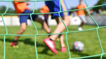 Bild: Uwe Anspach/dpa
Wegen der Hitze hat der Bayerische Fußball-Verband alle Spiele und Turniere am Wochenende abgesagt. (Symbolbild)