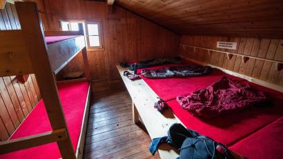 Bild: Matthias Balk/dpa/dpa-tmn
Die Schlafplätze in den Alpenvereinshütten sind begrenzt - und begehrt. (Archivbild)