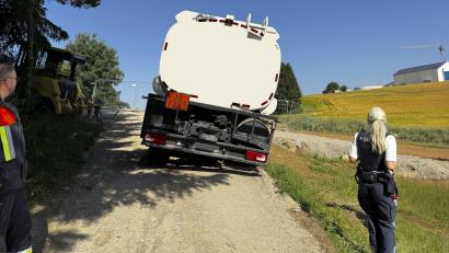 Bild: Kreisfeuerwehrverband Tirschenreuth/Klaus Schicker
Herausfordernder Einsatz mit glücklichem Ende:
Ein mit Diesel beladender Lkw droht in Beidl umzustürzen. Eine Umweltkatastrophe kann durch das Eingreifen der Feuerwehr und Mitarbeiter einer Baufirma verhindert werden.