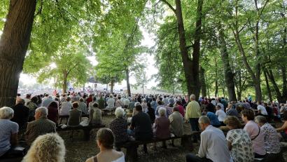 Archivbild: Wolfgang Steinbacher
Geistlicher und weltlicher Teil gehören auf dem Amberger Bergfest eng zusammen. Zahlreiche Menschen pilgern Jahr für Jahr auf den Berg, um erst einen Gottesdienst zu besuchen und anschließend Bratwürste und Bier zu genießen. Heuer beginnt das Bergfest am Samstag, 27. Juni.