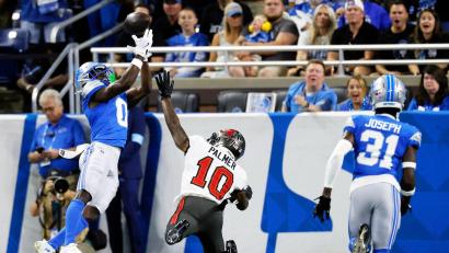 Bild: Duane Burleson/AP/dpa
Terrion Arnold (l) von den Detroit Lions ist festgenommen worden. (Archivbild)
