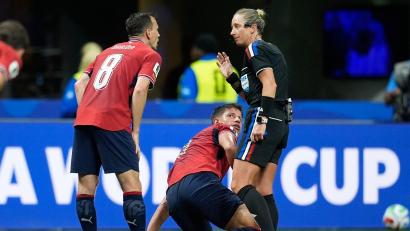 Bild: Mike Stewart/AP/dpa
Tori Penso leitete das Spiel zwischen Tschechien und Südafrika. (Archivbild)