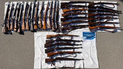 Bild: -/Bundespolizeiinspektion Freilassing/dpa
Die Polizei hat die Waffen konfisziert.