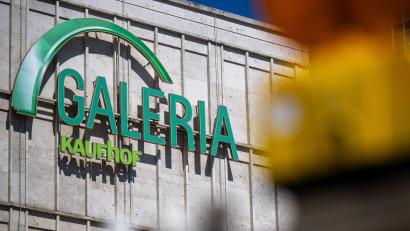Bild: Monika Skolimowska/dpa
Galeria hatte zuletzt Anfang 2024 einen Insolvenzantrag gestellt. (Archivbild)