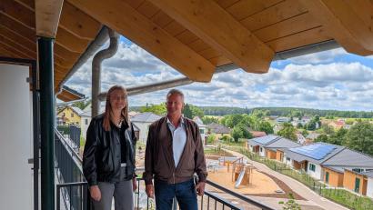 Bild: wüw
Anna Kißwetter und Udo Graser vor dem Witron-Wohngebiet in Hammerles.