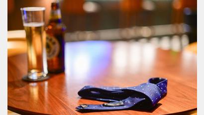 Bild: Sebastian Christoph Gollnow/dpa
Am häufigsten wird Alkohol als problematisches Suchtmittel am Arbeitsplatz genannt. (Symbolbild)