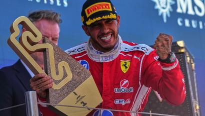 Bild: Fatima Shbair/AP/dpa
Die Erlösung: Lewis Hamilton gewann in Barcelona erstmals für die Italiener. (Archivbild)