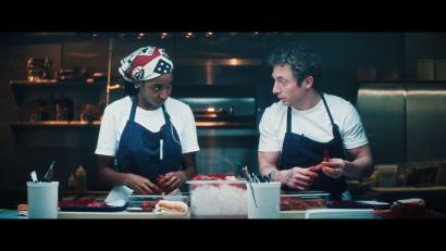 Bild: Disney+/dpa
Wie geht es weiter für Koch Carmen „Carmy“ Berzatto (Jeremy Allen White, rechts) und seine nicht minder talentierte Kollegin Sydney Adamu (Ayo Edebiri)? Das Restaurant „The Bear“ steht in der fünften Staffel am Scheidepunkt.