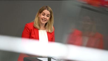 Bild: Elisa Schu/dpa
Bauministerin Verena Hubertz beschreibt die Vision von grüneren Städten durch ihr geändertes Baurecht.