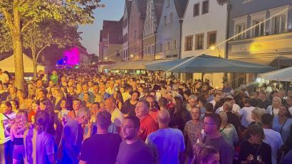 Archivbild: Gabi Schönberger
Im vergangenen Jahr ließen es sich die Weidener trotz Hitze nicht nehmen, auf dem Bürgerfest gemeinsam zu feiern.