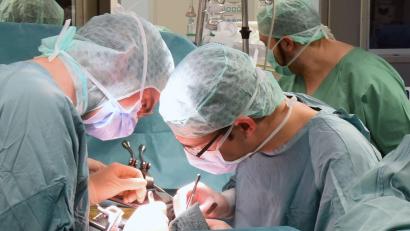 Bild: Waltraud Grubitzsch/dpa-Zentralbild/dpa
Transplantationen scheitern oft, wenn keine Erklärung zur Spendebereitschaft vorliegt. (Archivbild)