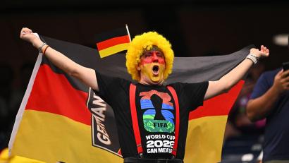 Bild: Tom Weller/dpa
Fußball, Männer: WM, Deutschland - Curaçao, Vorrunde, Gruppe E, 1. Spieltag, Houston-Stadion. Ein Deutschland-Fan macht Stimmung vor dem Spiel.