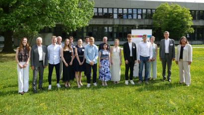 Bild: Vladyslav Bytov 
Verleihung der Dr.-Hans-Riegel-Fachpreise an Schülerinnen und Schüler (von links): Maria Schwarz, Udo Hebel, Tobias Baierl, Arne Dittmer, Sophie Korber, Oliver Tepner, Alina Stuiber, Stefan Friedl, Felix Wager, Lydia Moralis, Karl-Heinz Schupp, Annika Sczech, Timo Stich, Lukas Friedl, Eva Schaller, Nikolaus Korber und Astrid Rank.