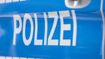 Bild: Boris Roessler/dpa
Die Polizei sucht die Unbekannte, die die Kinder von der Brücke gestoßen hat. (Symbolbild)