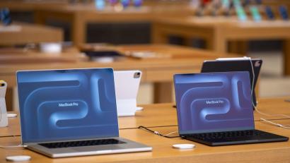 Bild: Monika Skolimowska/dpa
Beim MacBook Pro - das auch mehr Speicher hat - fallen die Preissteigerungen deutlich aus. (Archivbild)