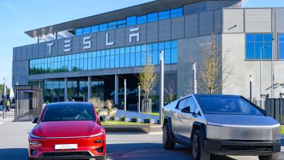 Bild: Patrick Pleul/dpa
Der US-Elektroautobauer Tesla will die Produktion in seinem Werk in Grünheide noch weiter ankurbeln. (Archivbild)