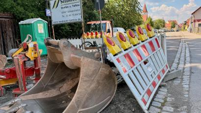 Bild: Gabi Schönberger
Die Baustelle in der Regensburger Straße in Luhe rückt unaufhaltsam weiter. Im nächsten Bauabschnitt graben sich die Baggerschaufeln auch durch die Glaubenwieser Straße, die dazu ab 29. Juni gesperrt ist.