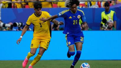 Bild: Charlie Riedel/AP/dpa
Piero Hincapie (links, gegen Curacaos Tahith Chong) spielt mit Ecuador derzeit bei der WM.