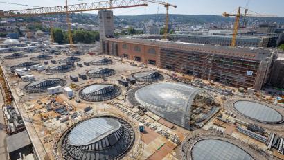 Bild: Christoph Schmidt/dpa
Wird nicht nur später fertig, sondern auch teurer: der neue Stuttgarter Hauptbahnhof.