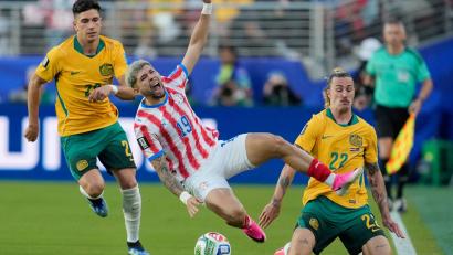 Bild: Eugene Hoshiko/AP/dpa
Im Duell zwischen Paraguay und Australien stand der Kampf im Vordergrund.