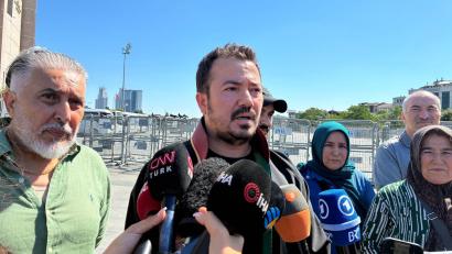 Bild: Linda Say/dpa
Der Anwalt der verstorbenen Hamburger Familie begrüßt die hohen Haftstrafen vor dem Gerichtsgebäude in Istanbul.