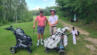 Bild: Jonas Storch
Marian Ludwig (rechts) und Spielführer des GC Stiftland Otto Gradl (links) duellieren sich bei einem freundschaftlichen Turnier.