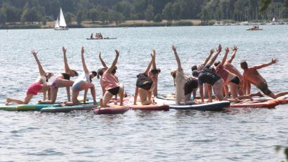 Archivbild: Rudolf Hirsch
Auf dem Board im Wasser hält sich die Hitze sicher etwas in Grenzen. Beim Yoga-Festival im Vorjahr war es aber auch nicht so heiß wie es nun bei der achten Auflage werden soll. Ein Parkchaos befürchten Veranstalter und Kommune trotz der zusätzlichen Badegäste nicht.