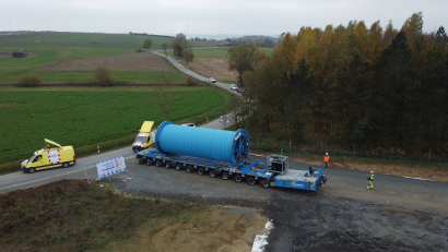 Bild: TenneT TSO GmbH
Das Bild zeigt einen Selbstfahrer auf den die Kabeltrommeln umgeladen werden, wenn der Schwertransport nicht an die Südostlink-Baustelle heranfahren kann.