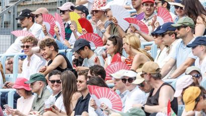 Bild: Andreas Gora/dpa
Fächer waren beim Tennis-Turnier im Juni in Berlin auf den Zuschauerrängen gefragt.
