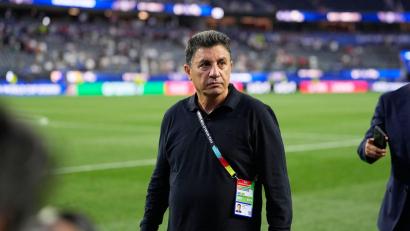 Bild: Mark J. Terrill/AP/dpa
Irans Trainer Amir Ghalenoei hatte wenig Lust, über das Thema „Pride Match“ zu sprechen. (Archivbild)
