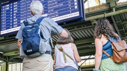 Bild: Jason Tschepljakow/dpa
Bei der Bahn kam in der Nacht auf Mittwoch wegen einer Funkstörung der gesamte Zugverkehr zum Erliegen. Am Mttwochmorgen lief der Verkehr wieder an. (Archivbild)