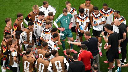 Bild: Federico Gambarini/dpa
Bundestrainer Julian Nagelsmann (M/r) nutzte die Trinkpause, um taktische Dinge zu erklären. (Archiv)