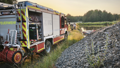 Bild: Peter Nickl
Die Feuerwehr ist zur Stelle, um den Audi zu bergen.