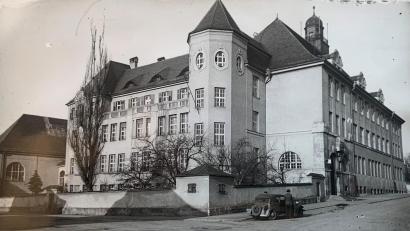 Bild: Herbert Brick
Das Erasmus-Gymnasium in Amberg wurde 1626 gegründet. Vor etwa 100 Jahren zog die Schule vom Jesuitenkolleg in das eigens dafür erbaute Gebäude im Archivviertel um, dessen Ansicht sich bis heute kaum verändert hat. Das Bild stammt ungefähr aus den 1950er Jahren, wie das Auto im Vordergrund verrät.
