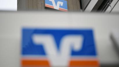 Symbolbild: Patrick Seeger/dpa
Die Raiffeisenbank Oberpfalz Nordwest steigerte ihre Bilanzsumme im Jahr 2025.