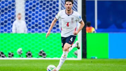 Bild: Tom Weller/dpa
Declan Rice soll nach dem FC Arsenal auch England zum Titel führen. (Archivbild)
