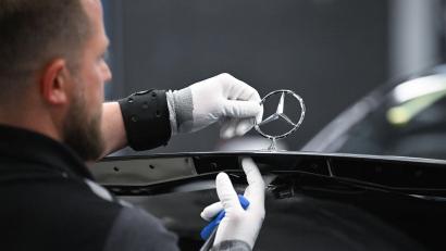 Bild: Bernd Weißbrod/dpa
Mercedes-Benz will weiter die Kosten in Deutschland senken. (Archivbild)