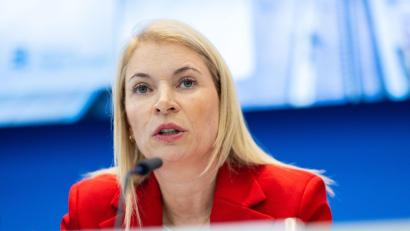 Bild: Christoph Schmidt/dpa
Bahnchefin Evelyn Palla musste den Projektpartnern von Stuttgart 21 die erneute Verschiebung der Eröffnung erklären.
