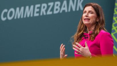 Bild: Andreas Arnold/dpa
Commerzbank-Chefin Bettina Orlopp wirbt um die Treue der Aktionäre