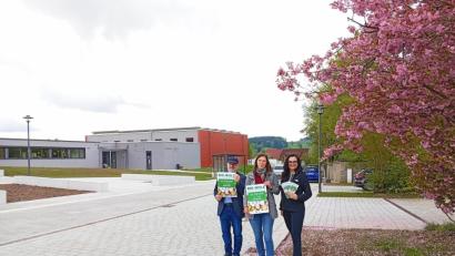Bild: fpoz
Günther Erhardt und Elisabeth Waldeck, beide vom Projektmanagement der Öko-Modell-Region Steinwald, mit Bürgermeisterin Margit Bayer bei der Präsentation des Veranstaltungsortes für die 4. Bio-Meile der Steinwald-Allianz zwischen der neuen Kirche Sankt Sebastian und der Jobst-vom-Brandt-Schule.