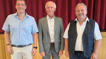 Bild: Bertram Nold
Neuer Vorsitzender des Wasserzweckverbandes ist Bernhard Schindler (rechts). Er ist Nachfolger von Peter König (Mitte). Zweiter Stellvertreter ist Johannes Prechtl. Erster Stellvertreter Sebastian Voit war entschuldigt.