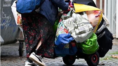 Bild: Arne Dedert/dpa
Knapp eine halbe Million Menschen sind von den Kommunen untergebracht, weil sie keine eigene Wohnung haben. (Symbolbild)