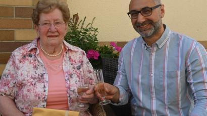 Bild: Gerhard Franz
Die lebensfrohe und sportliche Berta Loos (links) aus Amberg feierte ihren 90. Geburtstag. Dritter Bürgermeister Tuncer Ayten (rechts) gratulierte und wünschte weiterhin eine stabile Gesundheit.