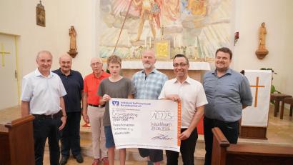 Bild: Franz Voelkl
Die St.-Michael-Kapelle in Albersrieth erhält dank einer erfolgreichen Crowdfunding-Initiative eine neue Orgel. Darüber freuen sich: (von links) Bürgermeister Georg Bocka, Franz Beer, Paul Bodensteiner, Max Bodensteiner, Mesner Paulus Bodensteiner, Michael Haubner (VR-Bank) und der Vorsitzende des Kapellenvereins St. Michael, Norbert Riedl.