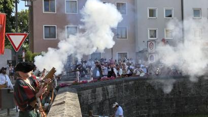 Bild: Tobias Gräf
Bürgermeister Stefan Frank gab das Kommando: Mit drei donnernden Salven aus Musketen, Böllern und Kanonen schossen historische Gruppen das Altstadtfest an.
