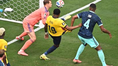 Bild: Tom Weller/dpa
Neuer greift daneben, Ecuador jubelt.