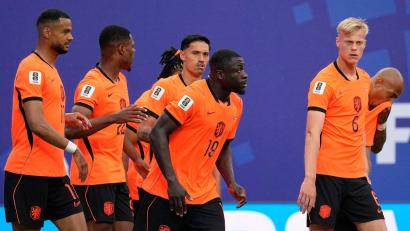 Bild: Charlie Riedel/AP/dpa
Früher Jubel: Hollands Fußballer legten gegen Tunesien schnell zwei Tore vor.